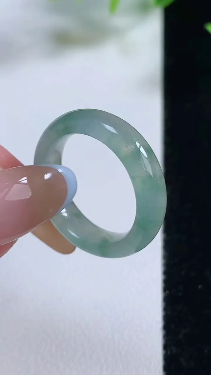 天然A货翡翠冰种飘花指环 戒指，尺寸17.7-5.3-3.4，重量:3.66g2025年11月9日
工厂直销收藏佳品,种好水足，色泽均匀，有种有色，上手高大气！