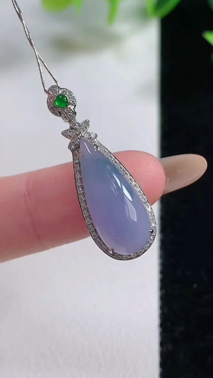 天然A货翡翠种紫罗兰 飘花福瓜吊坠，尺寸28.4-9.6-8.5裸石17.8-7.4，重量:2.51g
11月9日，重量:2.51g