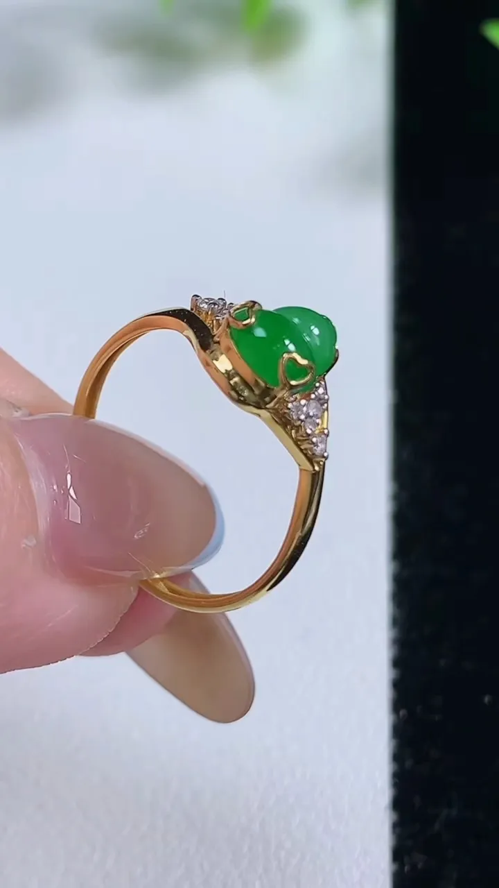天然A货翡翠葫芦戒指，尺寸17.5-7.1-6.1-4.4，重量:1.40g2025年11月9日
工厂直销收藏佳品,种好水足，色泽均匀，有种有色，上手高大气！