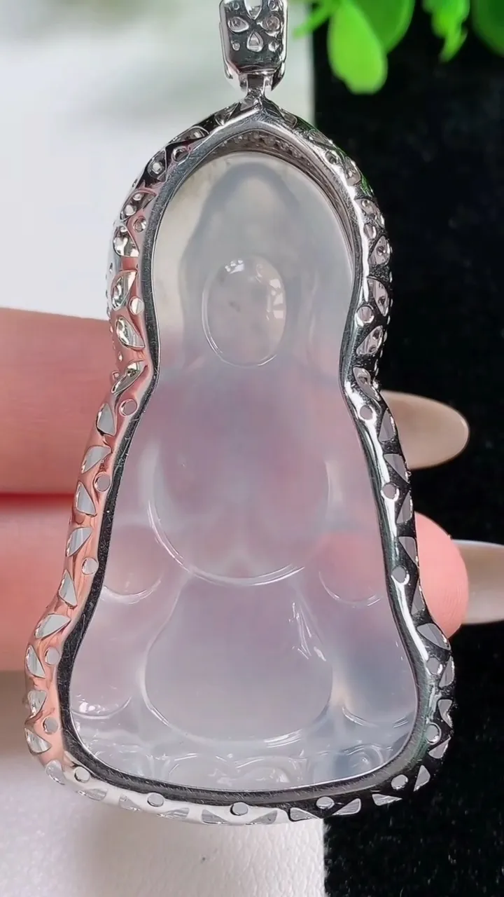 天然A货翡翠种白冰观音菩萨吊坠，尺寸66.6-55-35.3-12.2，重量:26.28g
11月9日