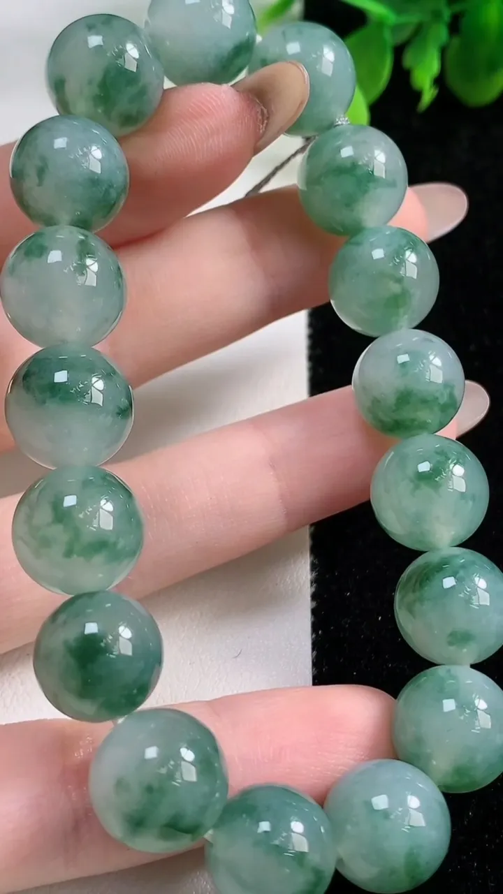 天然A货翡翠种飘花圆珠手串17颗，尺寸12.2，重量:54.03g11月9日
工厂直销收藏佳品,种好水足，色泽均匀，有种有色，上手高大气！