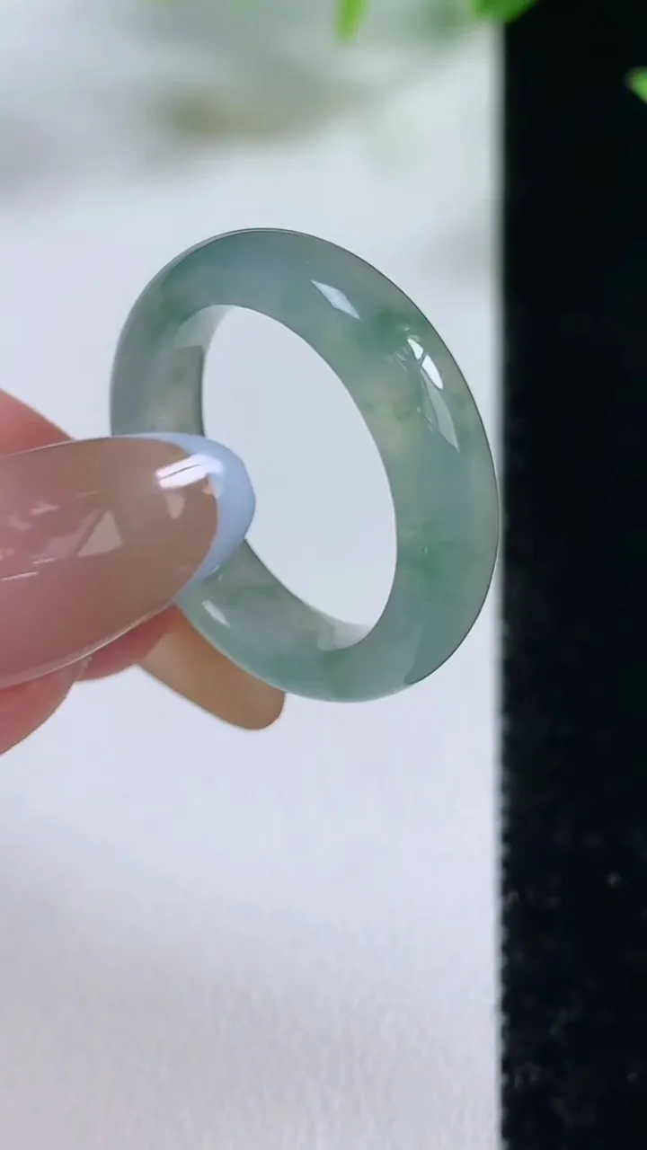 天然A货翡翠冰种飘花指环 戒指，尺寸17.7-5.3-3.4，重量:3.66g2025年11月9日
