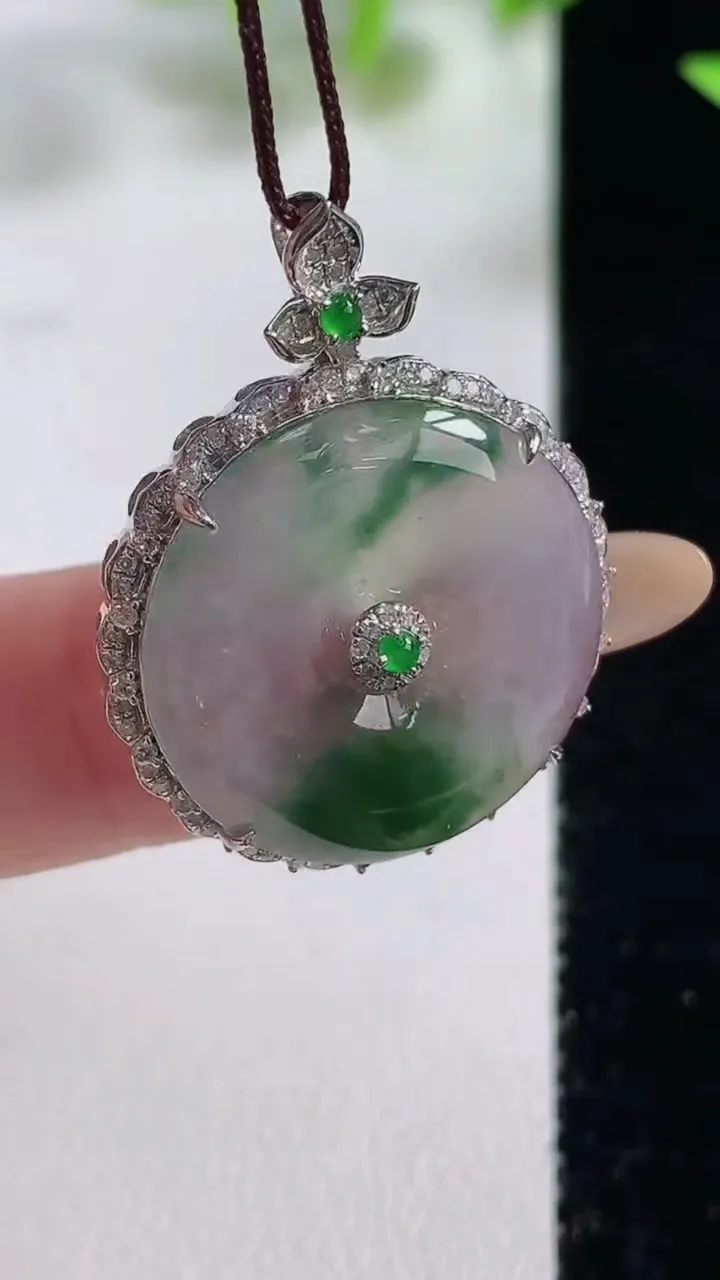 天然A货翡翠种飘花平安扣吊坠，尺寸29.7-22-6.4裸石20.5，重量:4.16g
11月9日