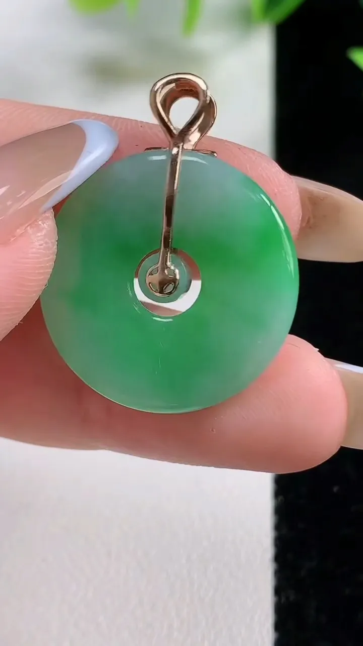 天然A货翡翠母子平安扣吊坠，尺寸23.4-3，重量:3.98g
11月9日