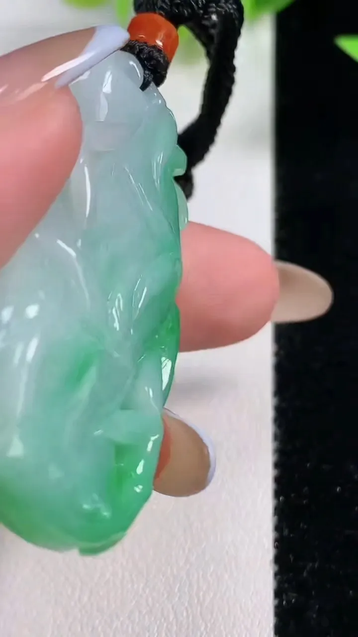 天然A货翡翠节节高升 竹节吊坠，尺寸51-23.4-9.4，重量:28.48g
11月9日