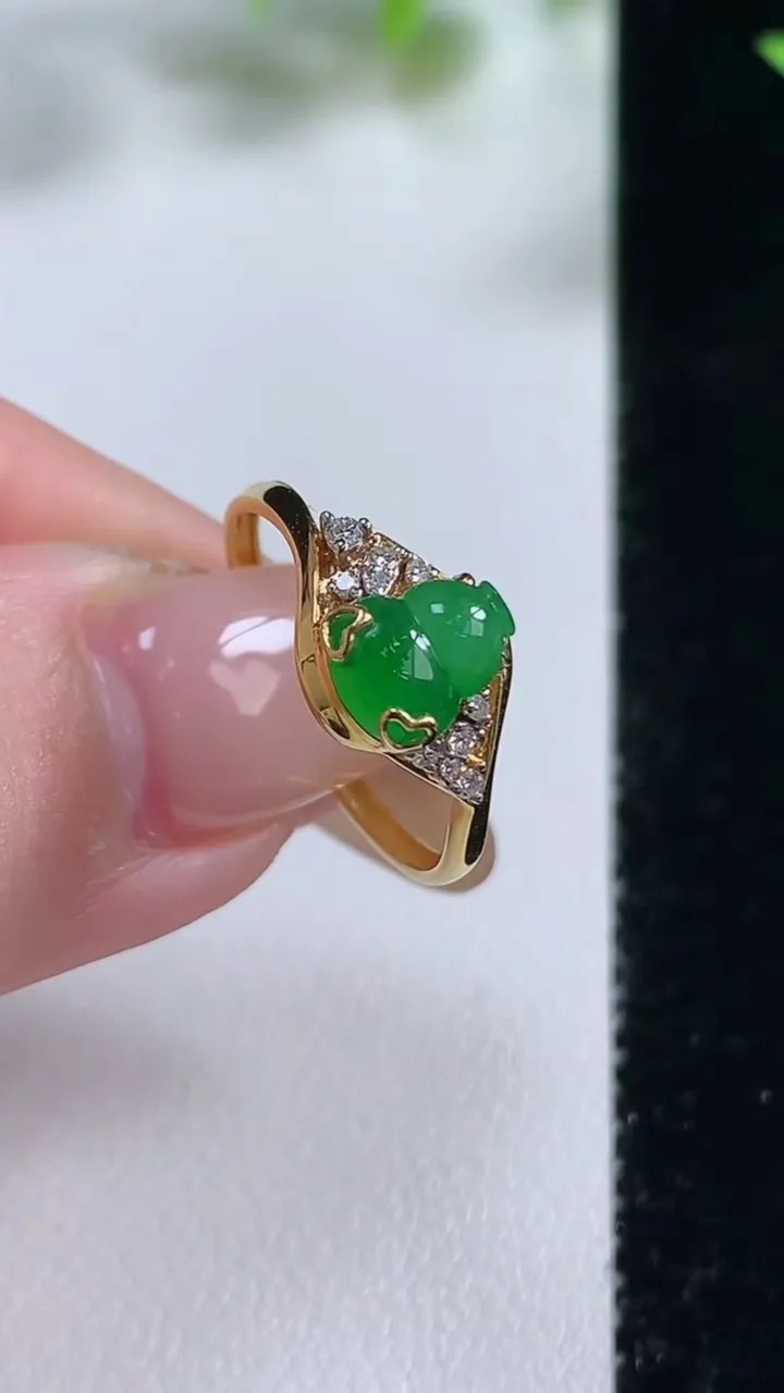 天然A货翡翠葫芦戒指，尺寸17.5-7.1-6.1-4.4，重量:1.40g2025年11月9日
工