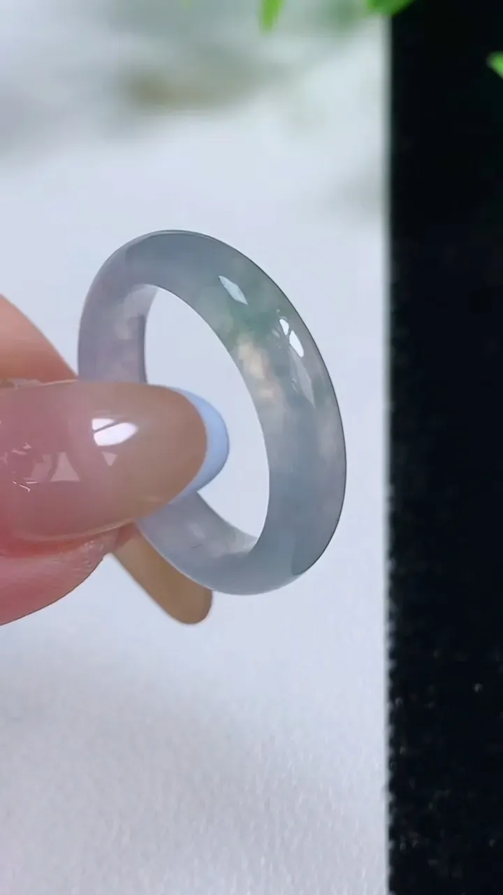 天然A货翡翠冰种飘花指环 戒指，尺寸18.7-5-3.2，重量:3.50g2025年11月9日
工厂直销收藏佳品,种好水足，色泽均匀，有种有色，上手高大气！