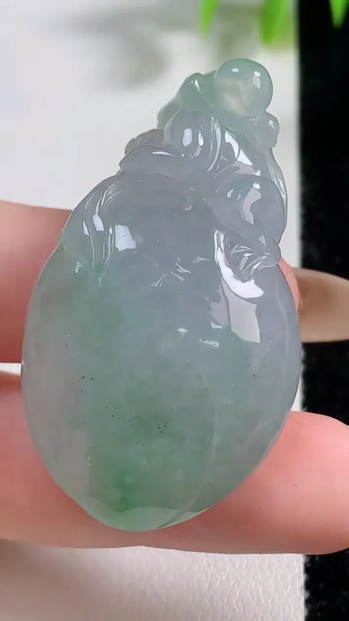 天然A货翡翠福瓜吊坠，尺寸45-25.8-12，重量:22.85g
11月9日