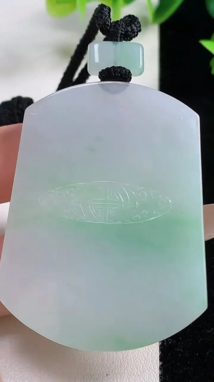 天然A货翡翠无事牌吊坠，尺寸53-40.5-4.3，重量:28.14g
11月9日