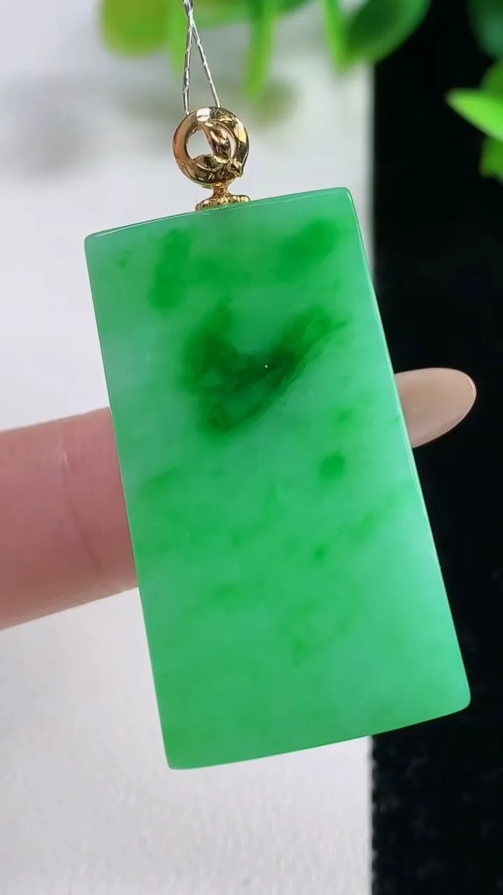 天然A货翡翠无事牌吊坠，尺寸36.4-19.7-4，重量:9.69g
11月9日