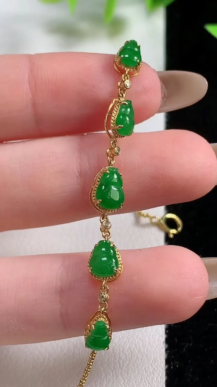 天然A货翡翠葫芦手链，尺寸7-4.9-3.5，重量:2.20g
11月9日