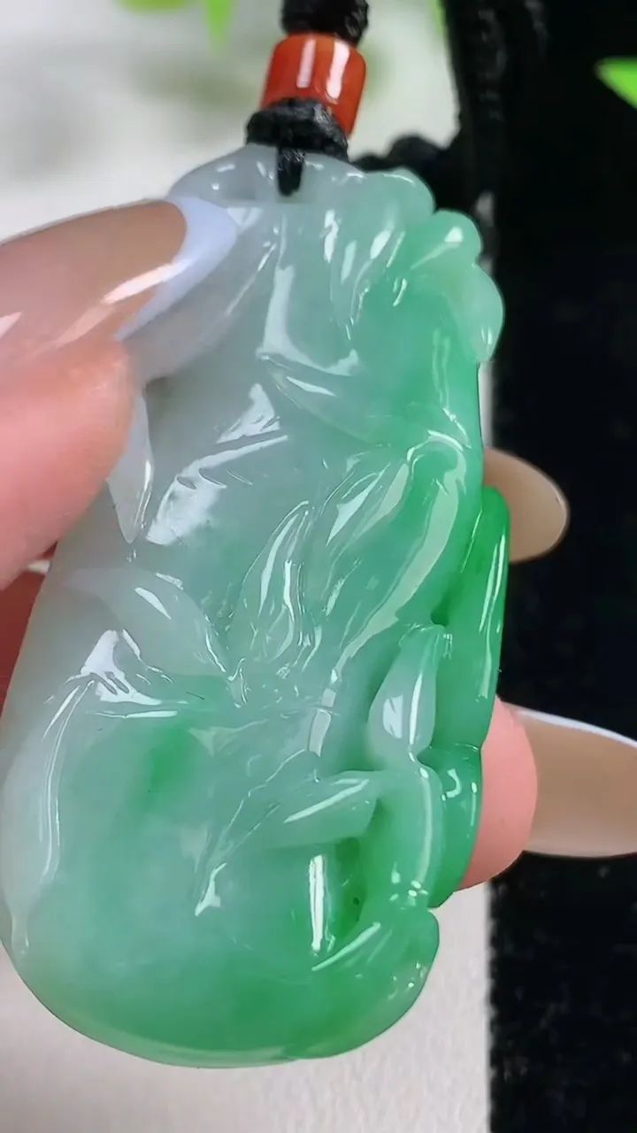 天然A货翡翠节节高升 竹节吊坠，尺寸51-23.4-9.4，重量:28.48g
11月9日