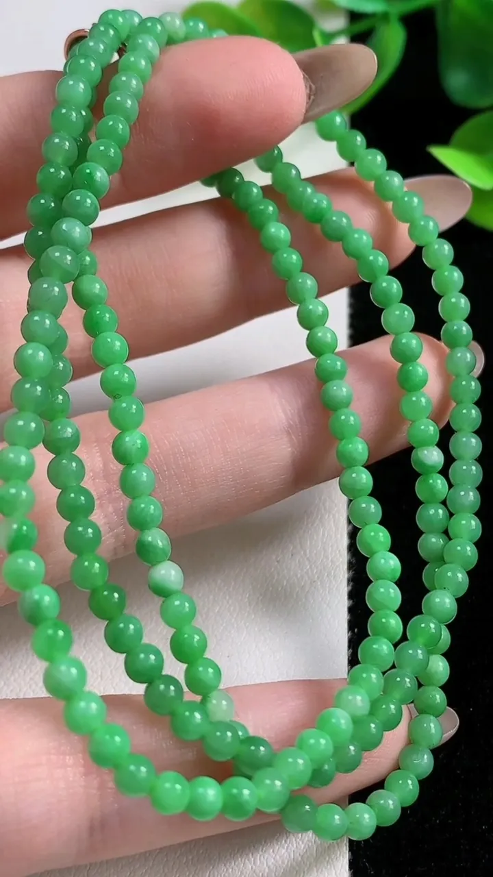 天然A货翡翠小米圆珠项链180颗，尺寸3.4，重量:13.94g
11月9日