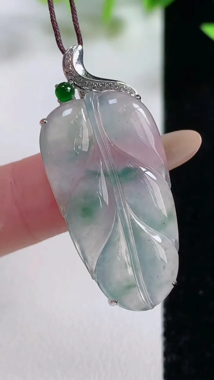 天然A货翡翠种飘花金枝玉叶 叶子吊坠，尺寸32-17.7-5.7，重量:4.83g
11月9日