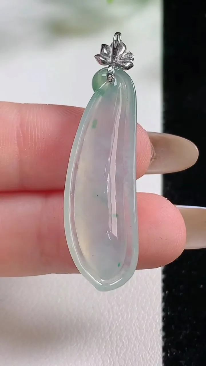 天然A货翡翠种飘花福瓜吊坠，尺寸36.6-11.4-5，重量:3.93g
11月9日