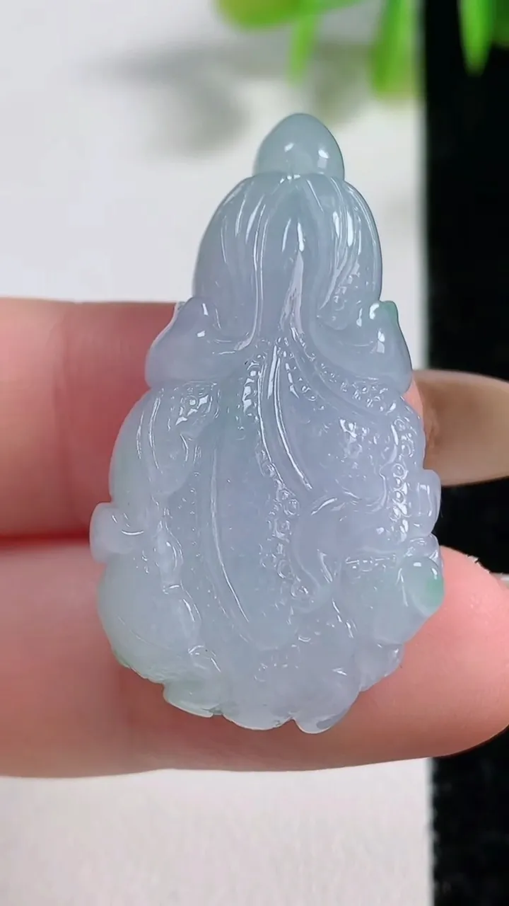 天然A货翡翠白菜吊坠，尺寸37.7-20.8-9，重量:11.56g
11月9日