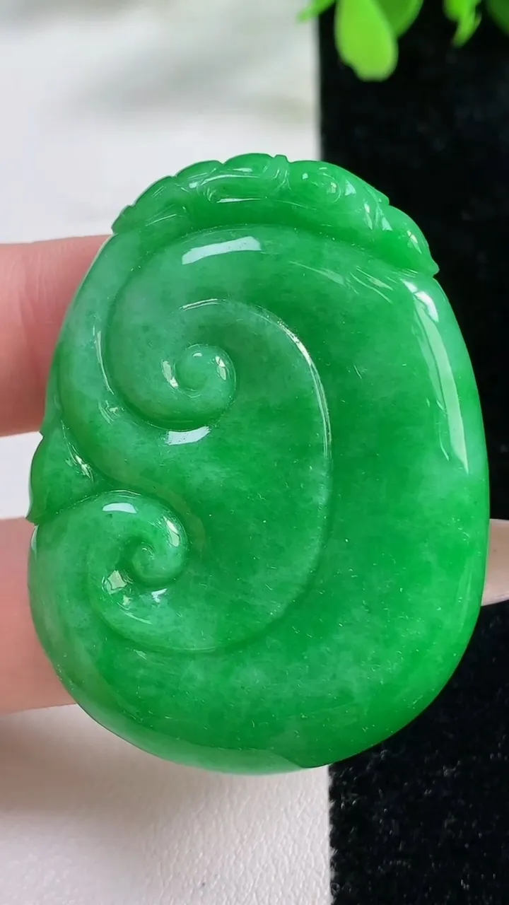 天然A货翡翠如意吊坠，尺寸47.7-35.7-6.4，重量:22.26g
11月9日