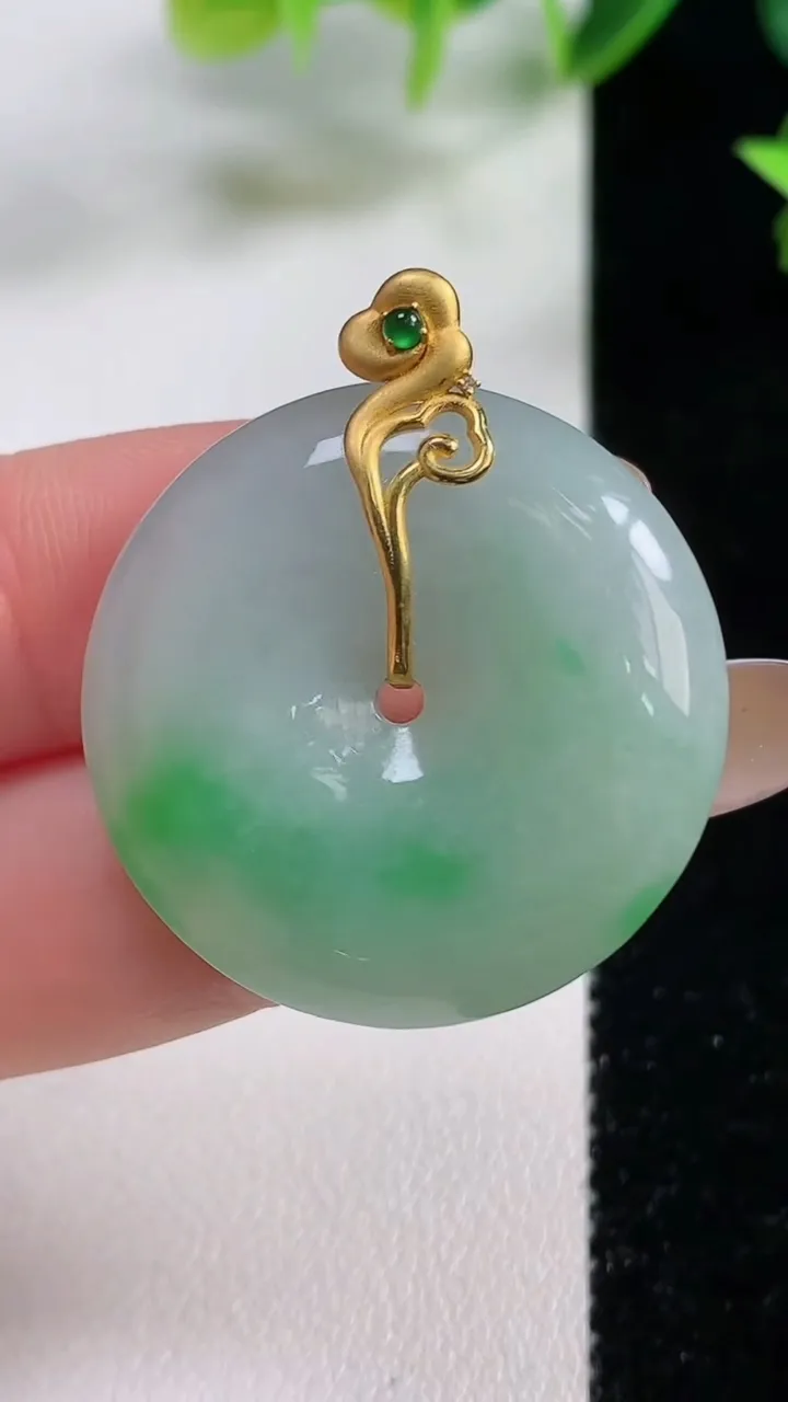 天然A货翡翠平安扣吊坠，尺寸29.4-6.4，重量:11.80g
11月9日