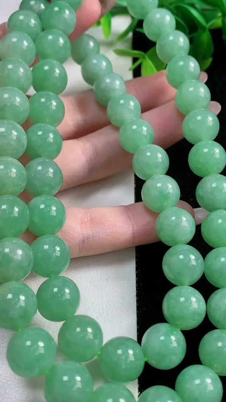 天然A货翡翠圆珠项链52颗，尺寸11.4，重量:138.11g11月9日
工厂直销收藏佳品,种好水足，色泽均匀，有种有色，上手高大气！