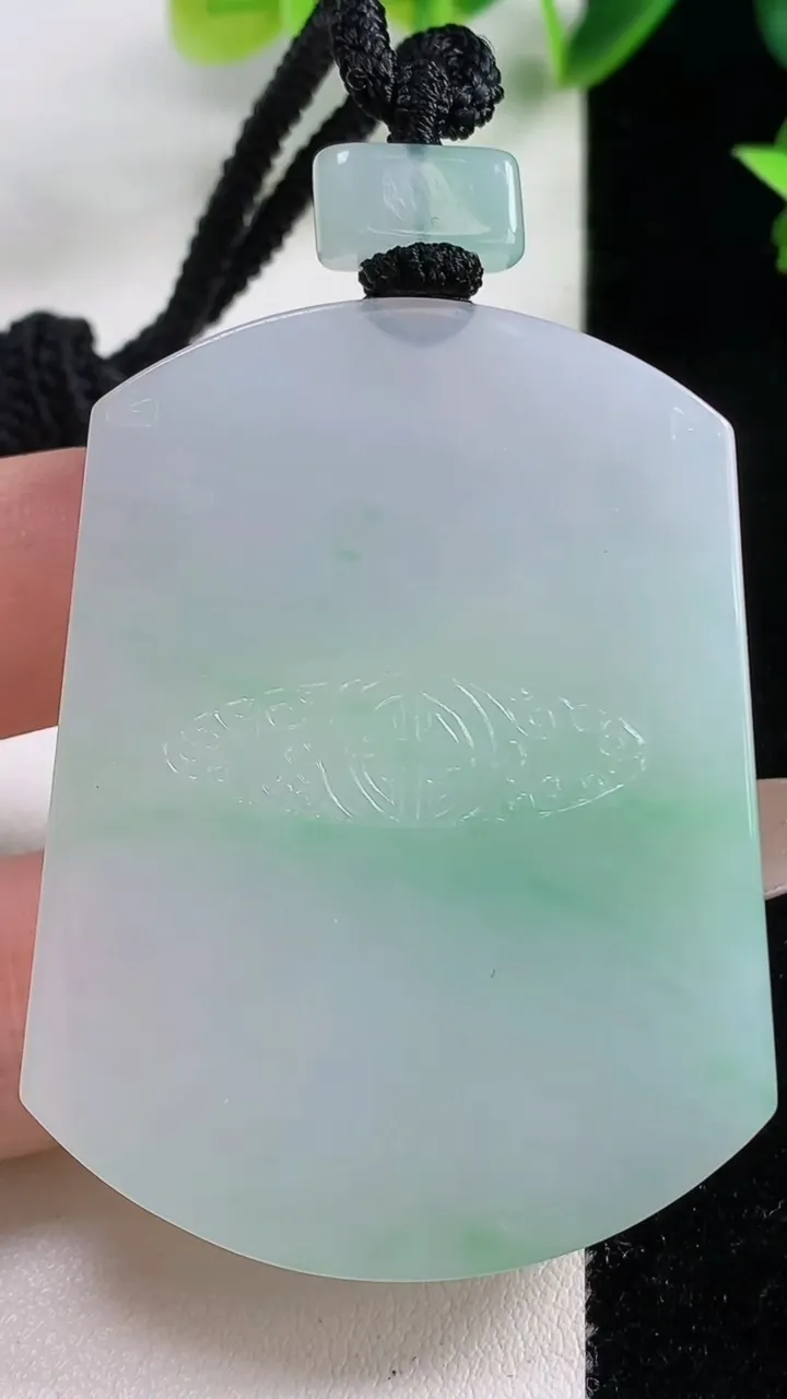 天然A货翡翠无事牌吊坠，尺寸53-40.5-4.3，重量:28.14g
11月9日