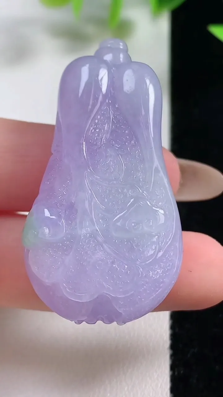 天然A货翡翠冰种春带彩 紫罗兰白菜吊坠，尺寸47.5-24.2-12.6，重量:26.10g
11月9日
