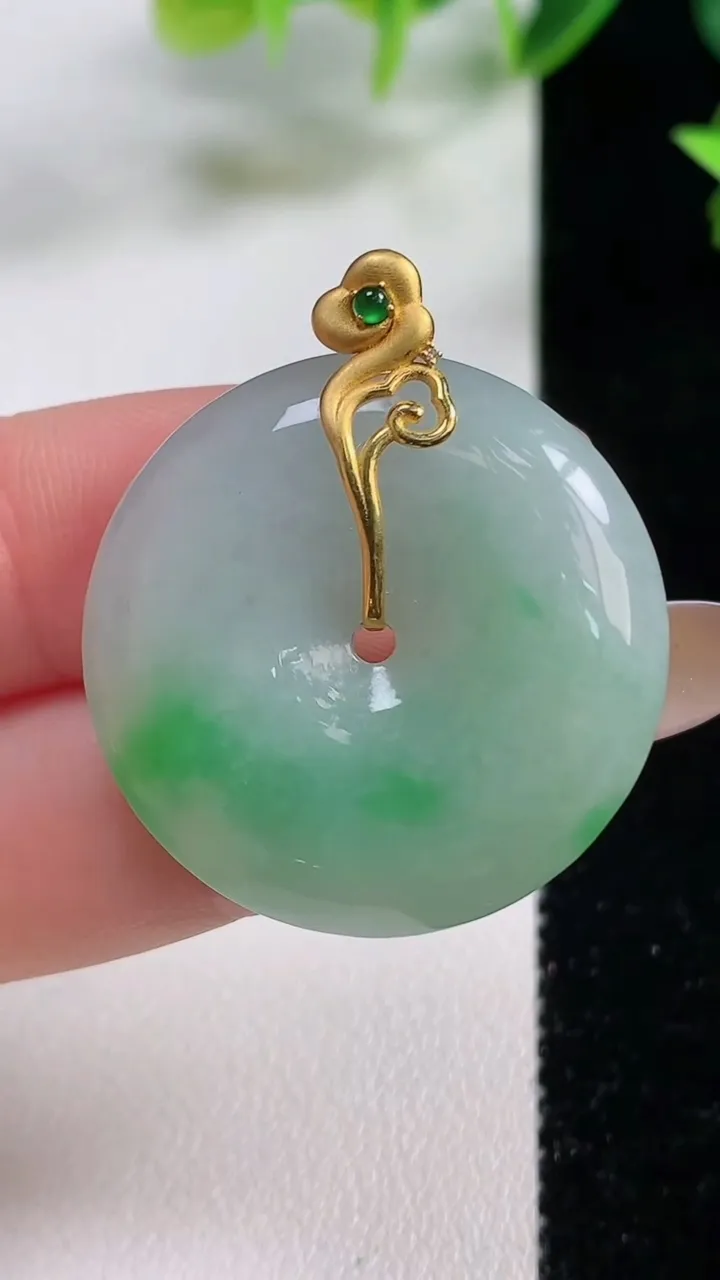 天然A货翡翠平安扣吊坠，尺寸29.4-6.4，重量:11.80g
11月9日