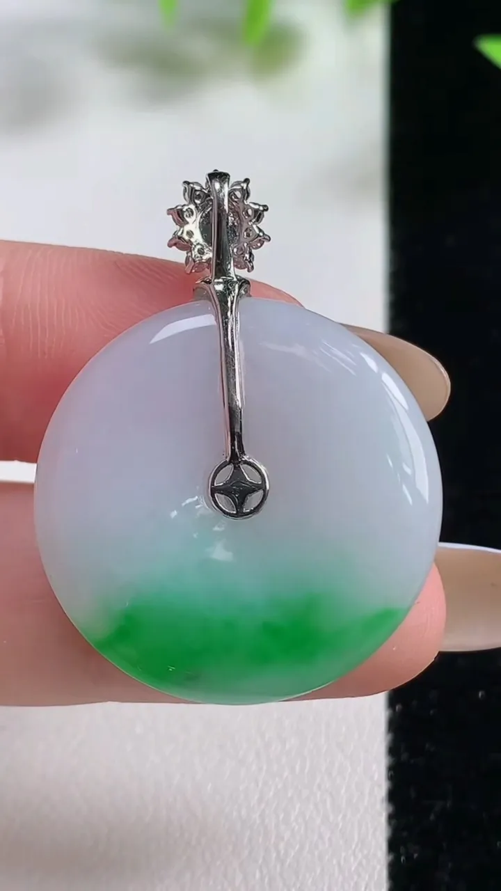 天然A货翡翠平安扣吊坠，尺寸26.7-4.3，重量:7.99g
11月9日