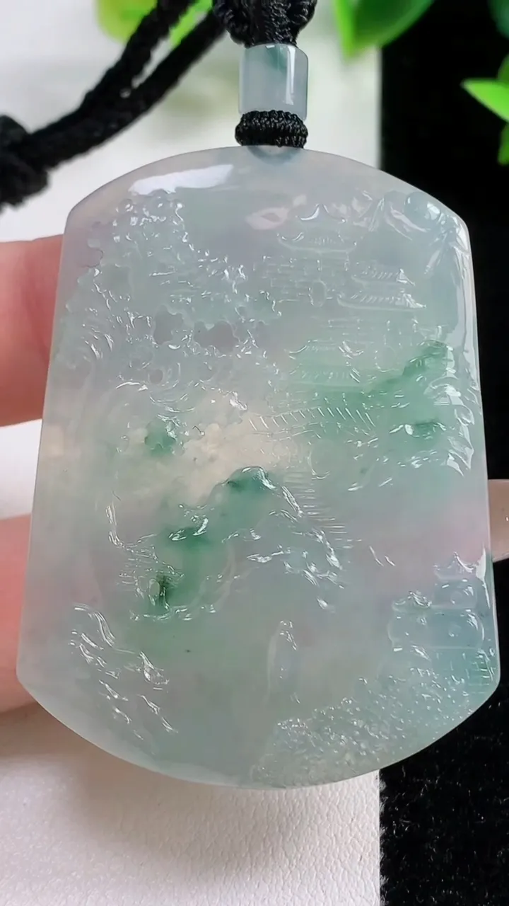 天然A货翡翠牌吊坠，尺寸52.6-38.4-6，重量:30.60g
11月9日