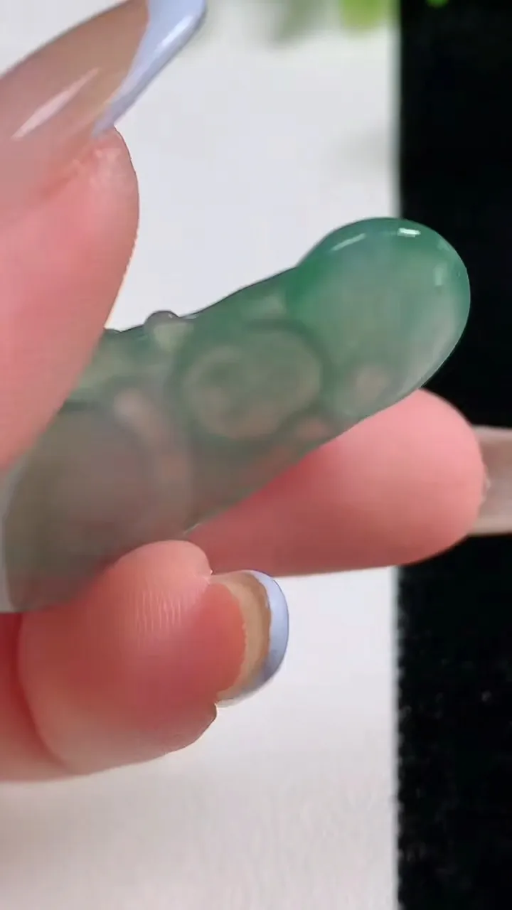 天然A货翡翠弥勒佛公吊坠，尺寸39.6-19.4-3.7，重量:5.97g
11月9日