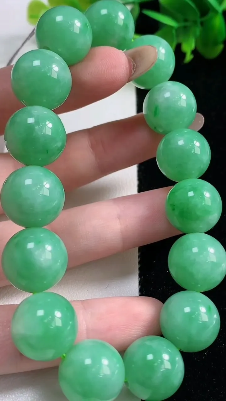 天然A货翡翠圆珠手串15颗，尺寸14，重量:72.35g11月9日
工厂直销收藏佳品,种好水足，色泽均匀，有种有色，上手高大气！