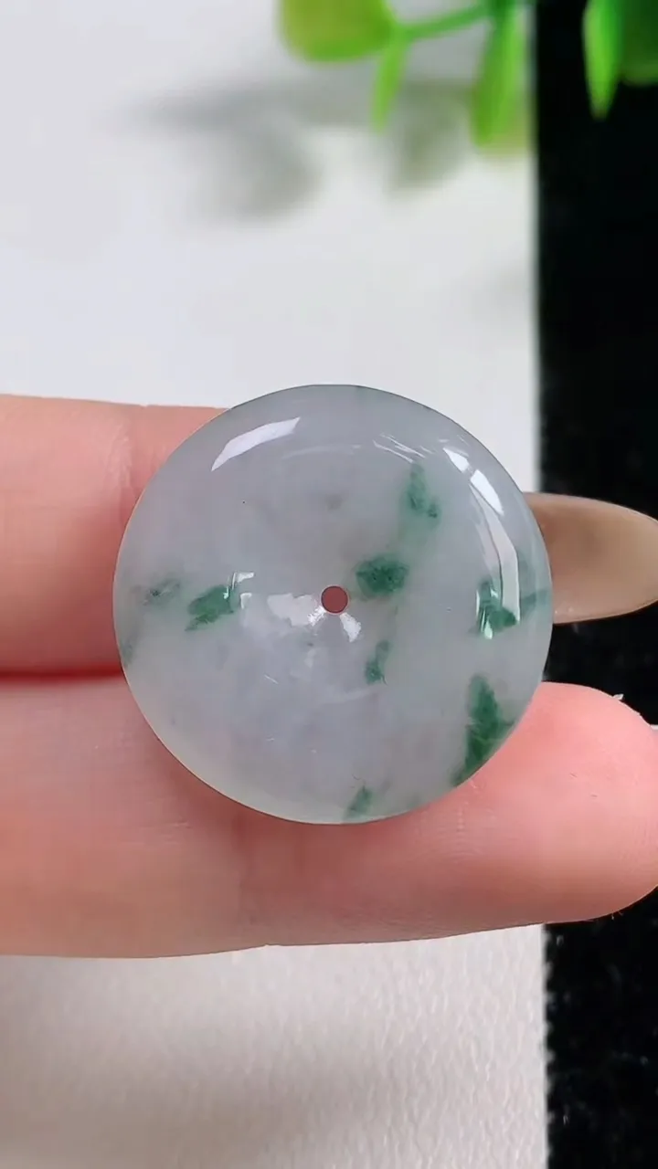 天然A货翡翠冰种飘花平安扣吊坠，尺寸23.4-4.6，重量:5.40g
11月9日