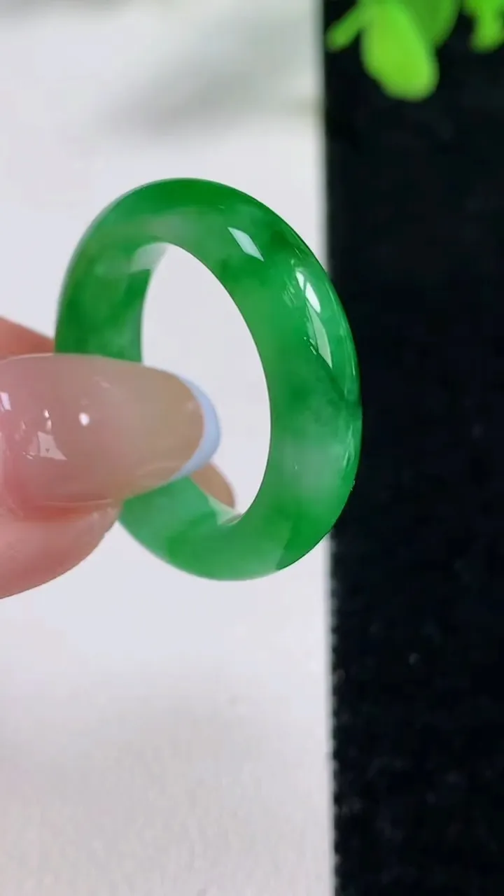 天然A货翡翠指环 戒指，尺寸18.8-6.5-4.1，重量:5.47g2025年11月9日
工厂直销收藏佳品,种好水足，色泽均匀，有种有色，上手高大气！