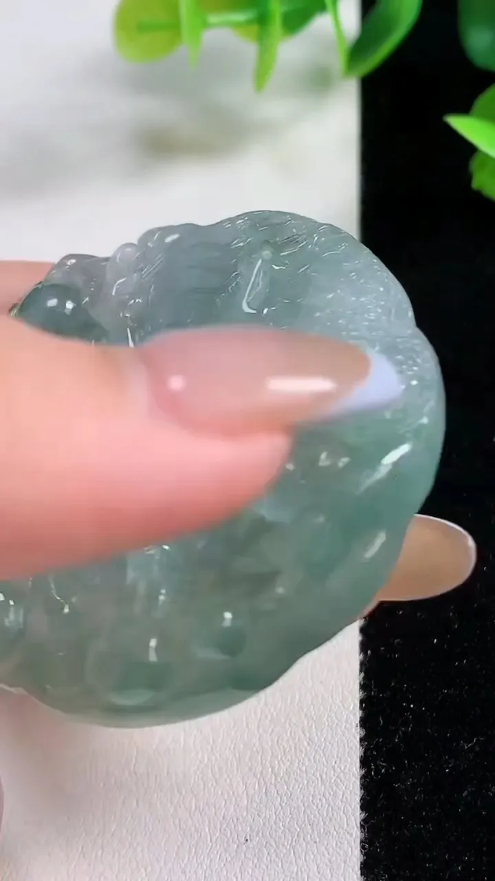 天然A货翡翠龙牌吊坠，尺寸50-47.6-10.4，重量:46.13g
11月9日