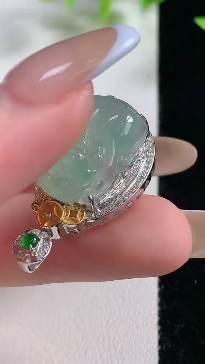 天然A货翡翠貔貅吊坠，尺寸32.4-18.6-11.7裸石20.7-12.7，重量:6.38g
11月9日