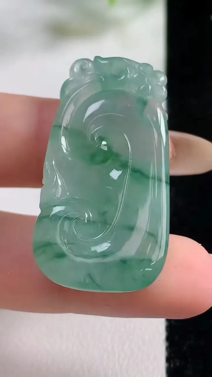 天然A货翡翠冰种飘花如意吊坠，尺寸38-19.6-5.9，重量:9.65g
11月9日