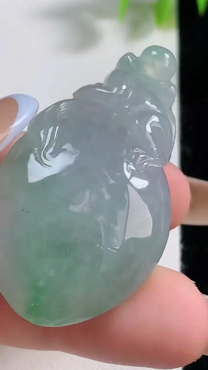 天然A货翡翠福瓜吊坠，尺寸45-25.8-12，重量:22.85g
11月9日