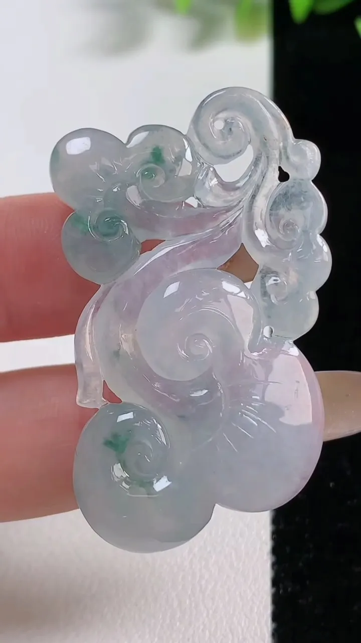 天然A货翡翠冰种飘花如意吊坠，尺寸45.8-25.2-5.5，重量:9.64g
11月9日