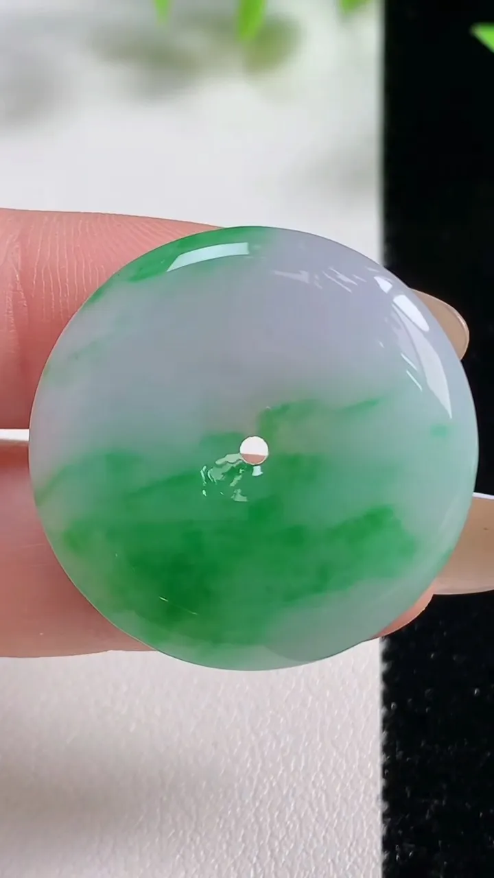 天然A货翡翠平安扣吊坠，尺寸29.6-5，重量:9.57g
11月9日