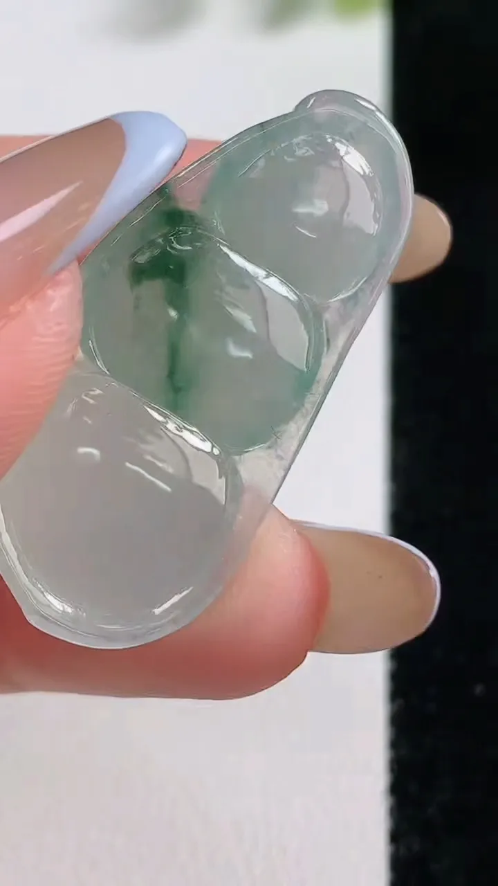 天然A货翡翠冰种飘花福豆吊坠，尺寸37-18.4-5.5，重量:6.59g
11月9日