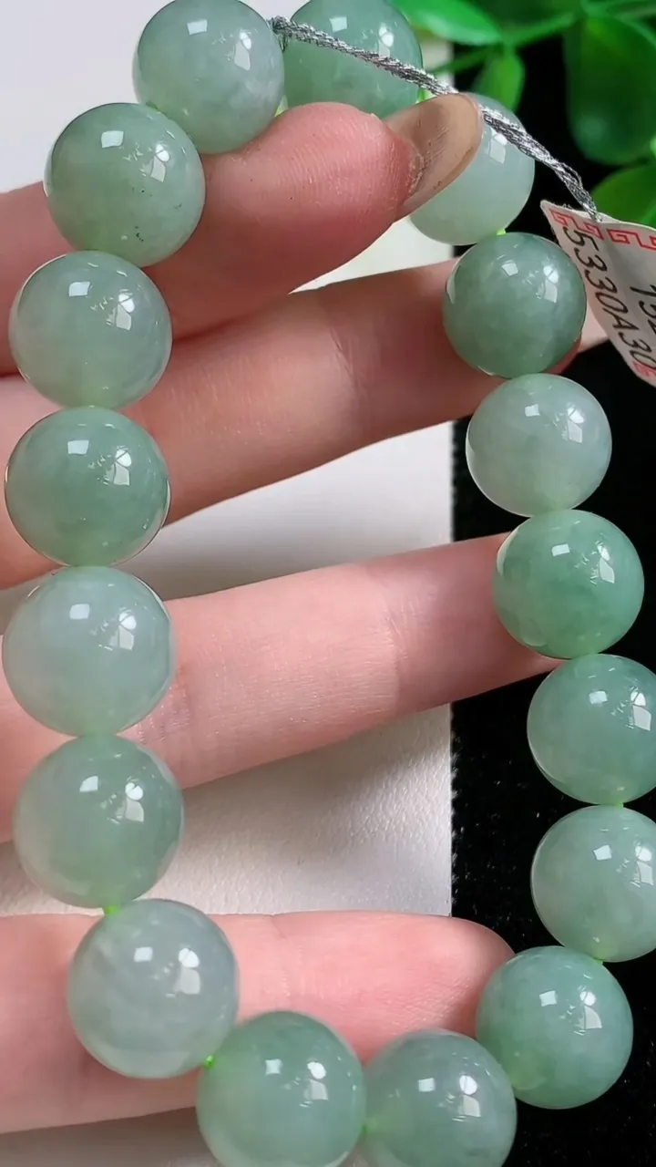 天然A货翡翠圆珠手串17颗，尺寸12，重量:53.28g11月9日
工厂直销收藏佳品,种好水足，色泽均匀，有种有色，上手高大气！
