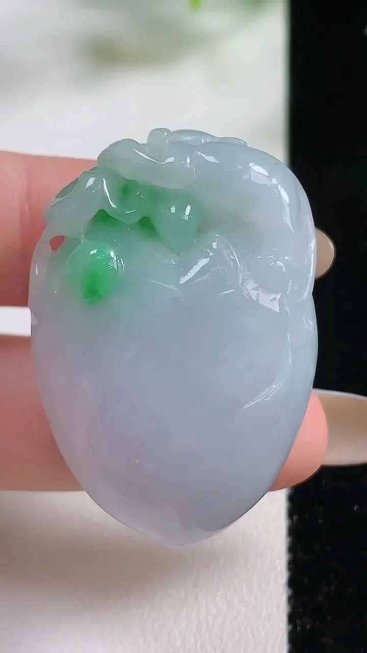 天然A货翡翠寿桃吊坠，尺寸38.4-26.7-13，重量:25.13g
11月9日