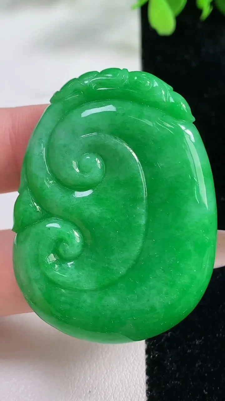 天然A货翡翠如意吊坠，尺寸47.7-35.7-6.4，重量:22.26g
11月9日