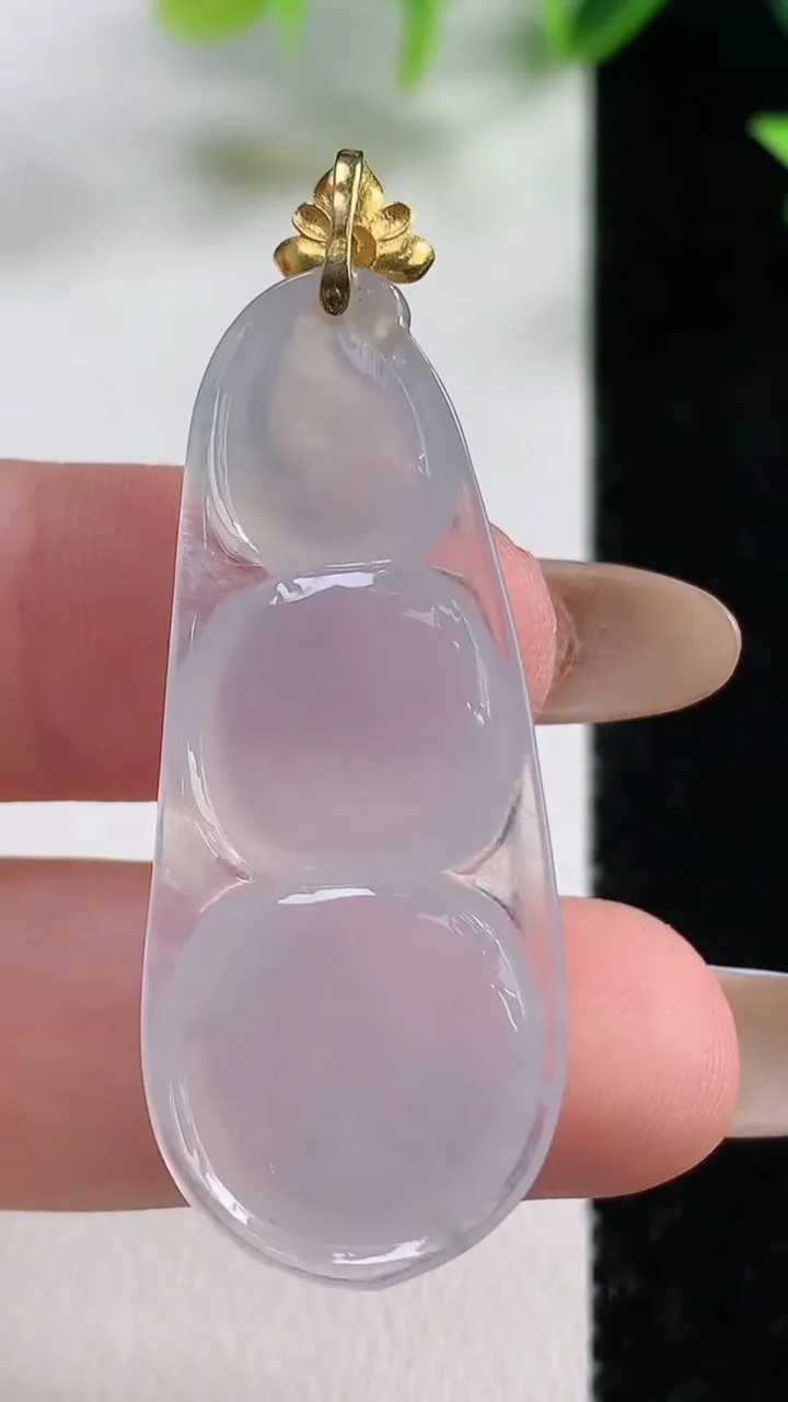 天然A货翡翠种飘花福豆吊坠，尺寸41.2-17.4-6，重量:7.02g
11月9日