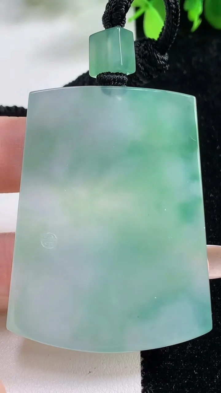 天然A货翡翠花无事牌吊坠，尺寸54-40.4-5.6，重量:39.21g
11月9日