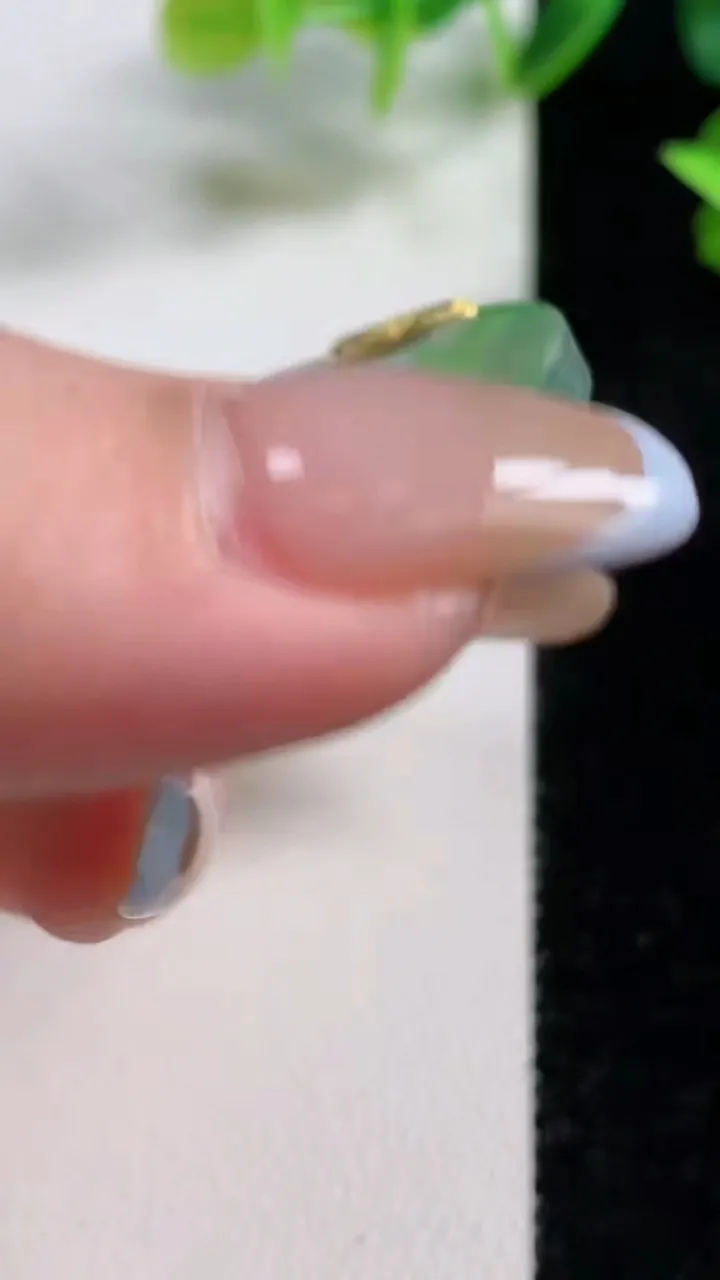 天然A货翡翠种飘花无事牌吊坠，尺寸47.8-3.5，重量:19.78g
11月9日