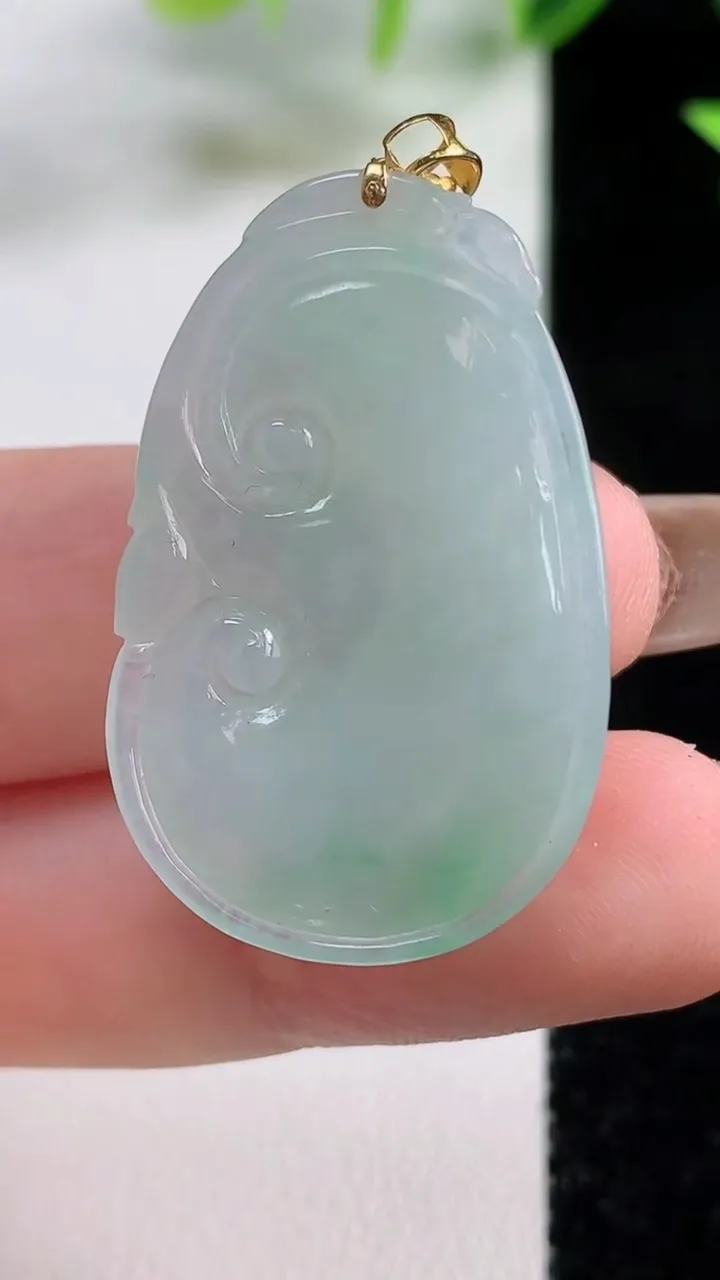天然A货翡翠如意吊坠，尺寸33.5-21.7-5.9，重量:8.31g
11月9日