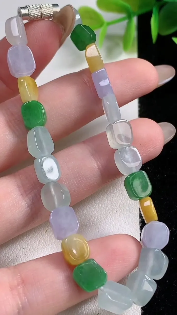 天然A货翡翠种三彩路路通手串23颗，尺寸7-6.3-2.8，重量:11.35g11月9日
工厂直销收藏佳品,种好水足，色泽均匀，有种有色，上手高大气！