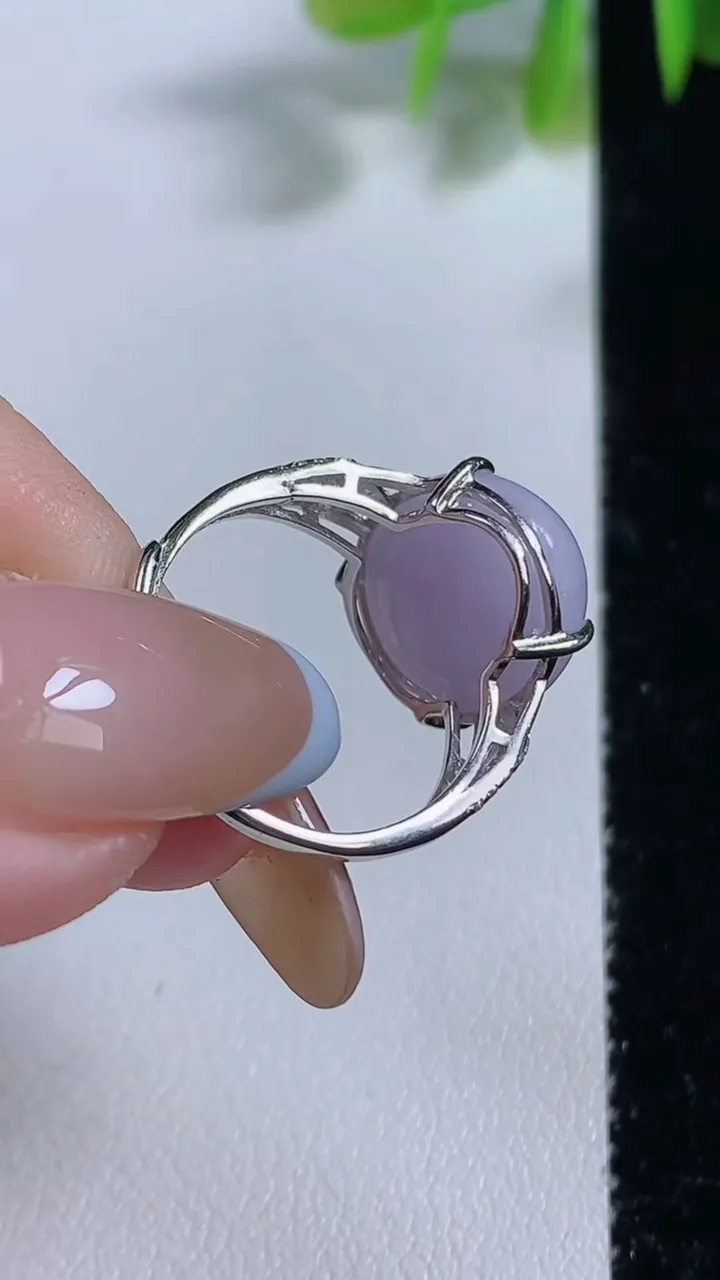 天然A货翡翠925银 紫罗兰蛋面戒指，尺寸13.8-12.2-7.8，重量:3.56g2025年11月9日
工厂直销收藏佳品,种好水足，色泽均匀，有种有色，上手高大气！
