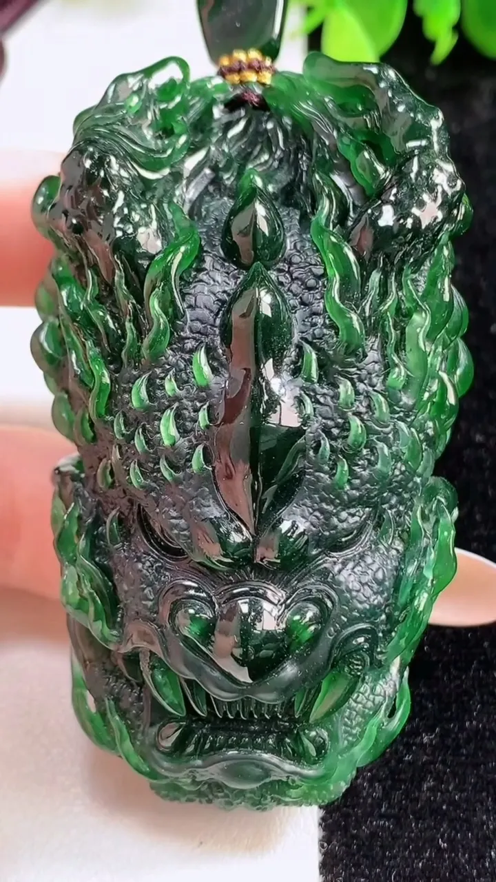 天然A货翡翠龙牌吊坠，尺寸68-39.3-25.2，重量:108.59g
11月9日