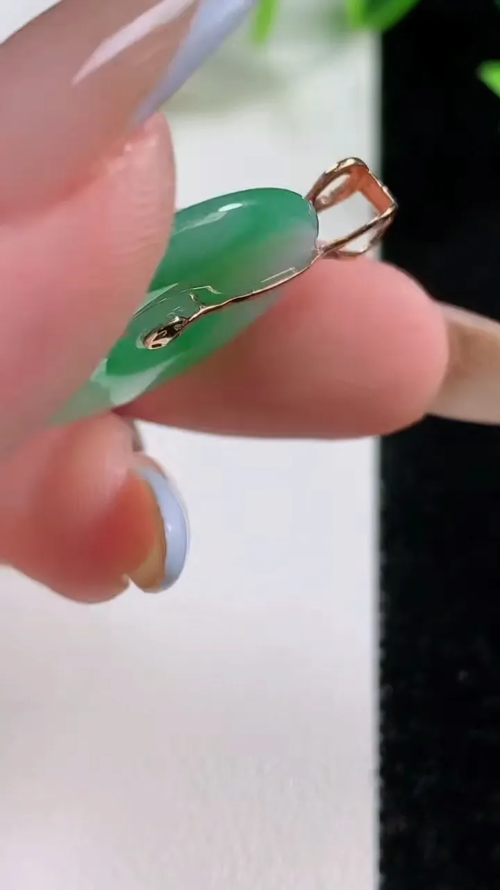 天然A货翡翠母子平安扣吊坠，尺寸23.4-3，重量:3.98g
11月9日